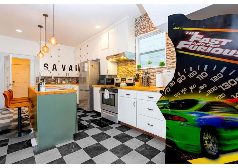 Kitchen or kitchenette, dishwasher, microwave, minibar, oven, stove
