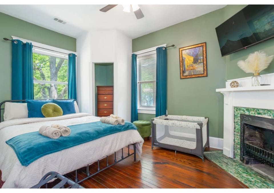 Bed, TV and multimedia, Living room, Photo of the whole room, Seating area, Bedroom, fireplace, towels