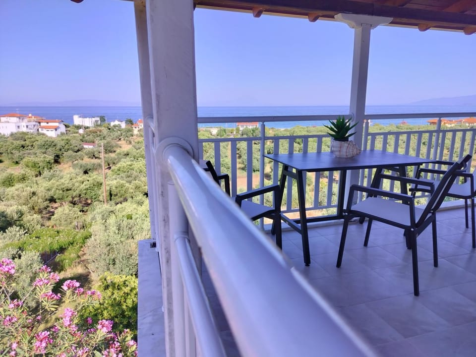 Property building, Patio, Day, Natural landscape, View (from property/room), Balcony/Terrace, Sea view