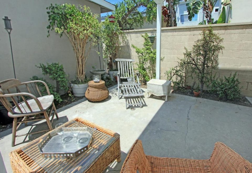 1009 W Bay House in Balboa Peninsula