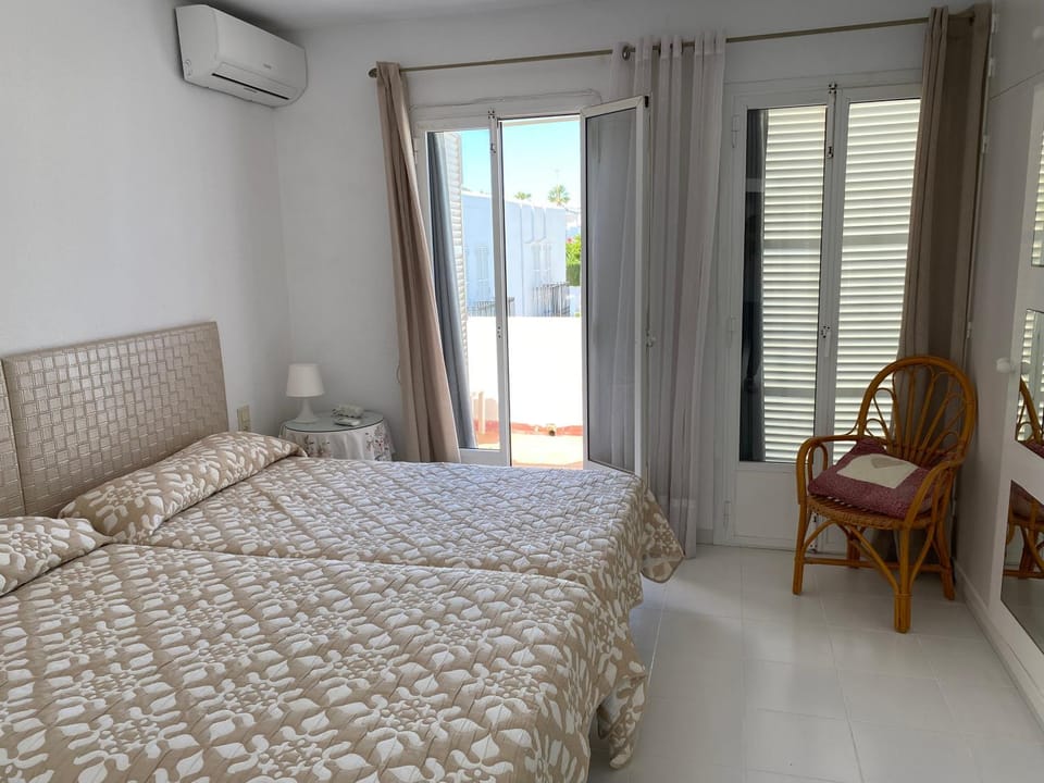 Bed, Bedroom, air conditioner