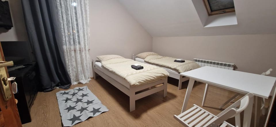 Bed, Photo of the whole room, towels