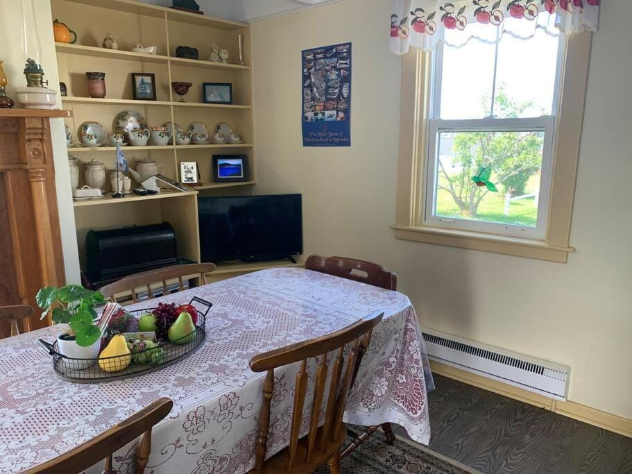 Historic Hillside Vacation Home House in Twillingate
