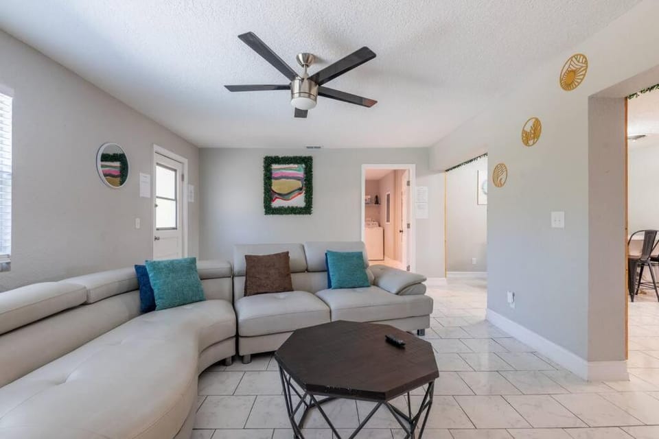 Cruise Haven with Pool, 15 Min to Port Canav & Beach House in Florida