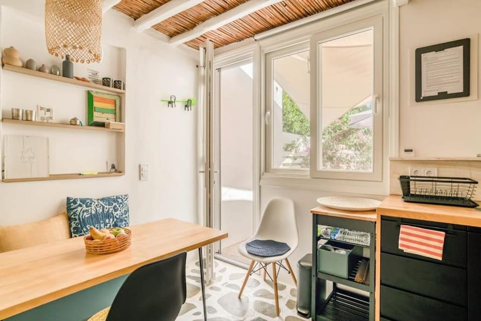 Kitchen or kitchenette, Dining area