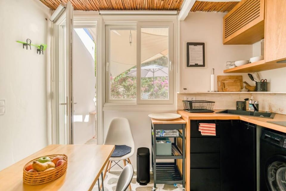 Kitchen or kitchenette, Dining area, stove