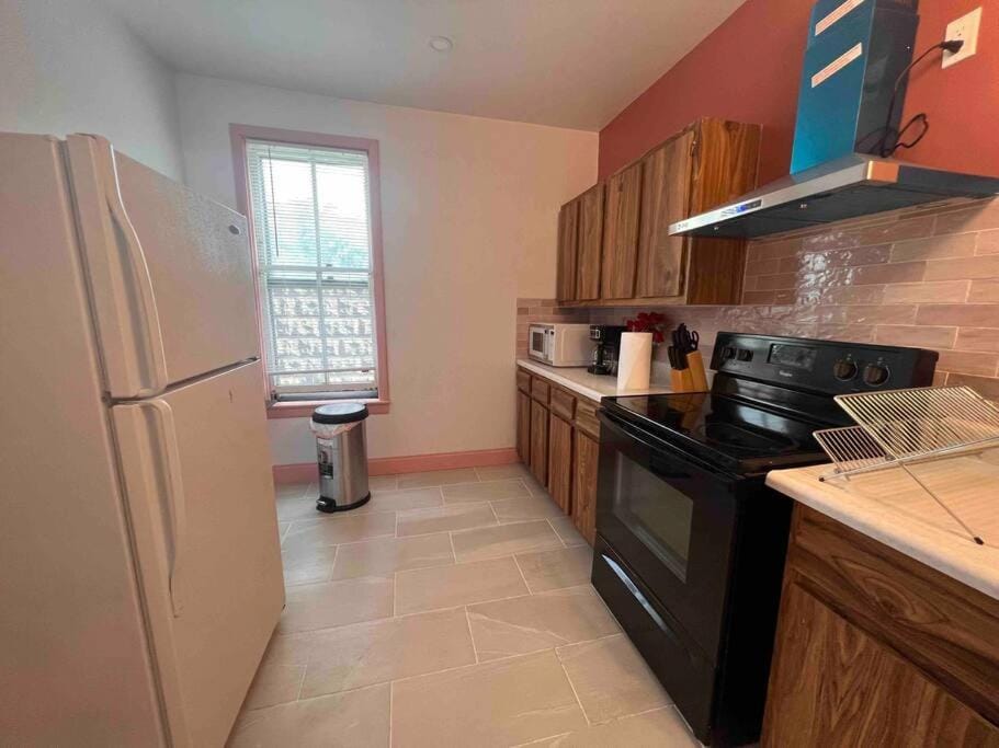 The Pink house walking distance to the Falls Apartment in Niagara Falls