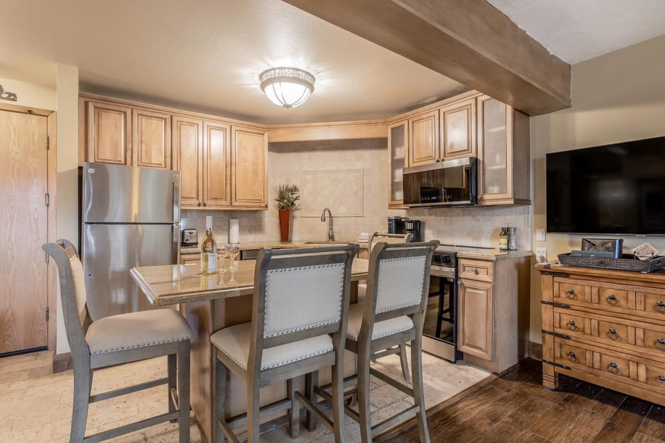 Kitchen or kitchenette, Dining area