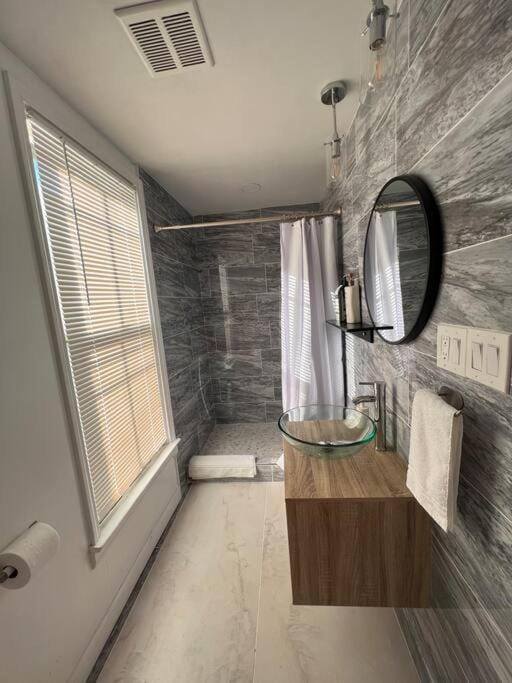Coastal house 2 bedroom walk to the falls Apartment in Niagara Falls