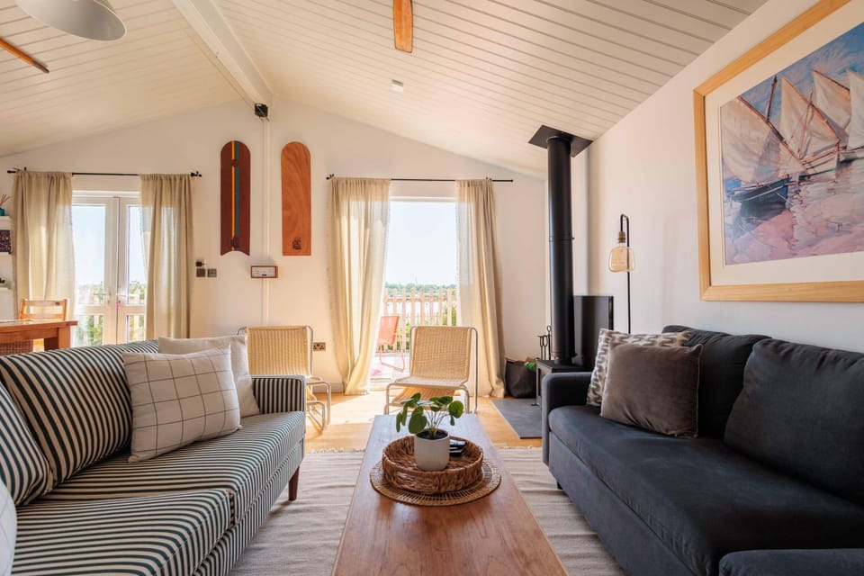 The Retreat, Waterfront & Log Burner House in Christchurch