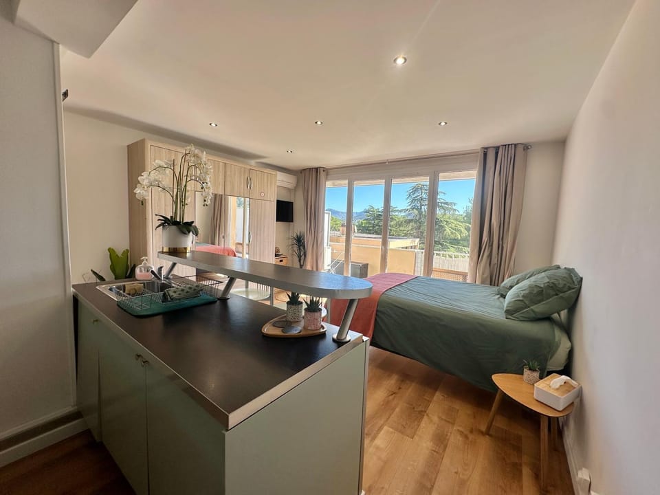 Appartement avec terrasse proche Cassis Apartment in Carnoux-en-Provence