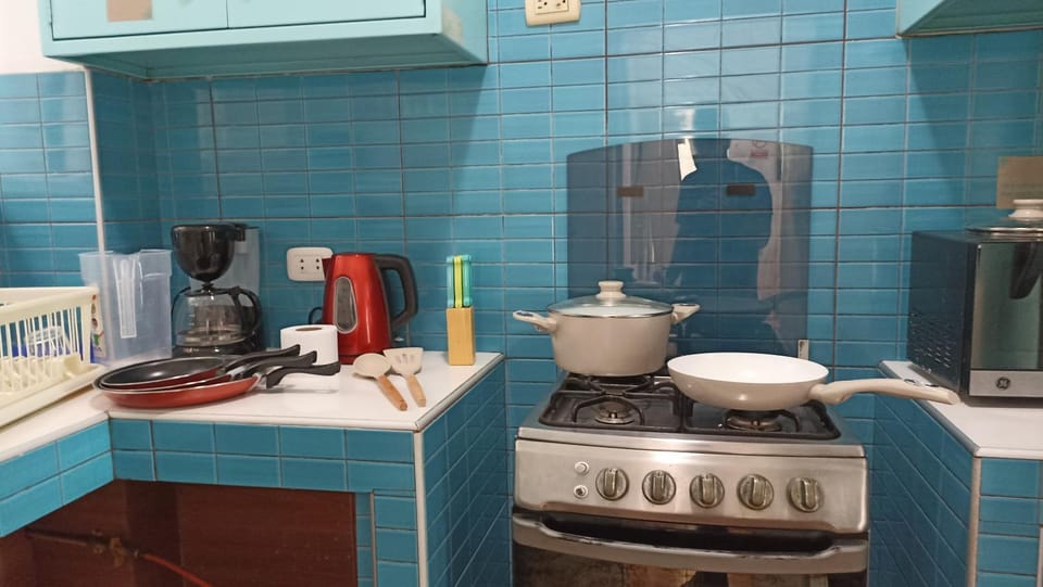 Coffee/tea facilities, Kitchen or kitchenette, Kitchen or kitchenette, stove, kitchen