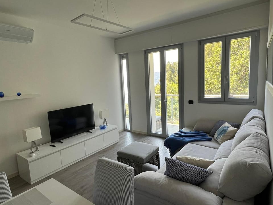 Azzurro Sea View Apartment with Parking and Balcony 5 min Walk to Beach Apartment in Bergeggi