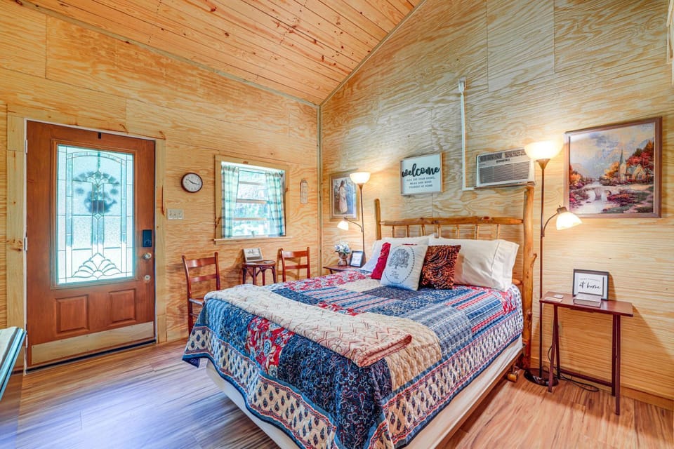 Lake Butler Cabin on 5 Acres w/ Fire Pit! Cabin in Florida