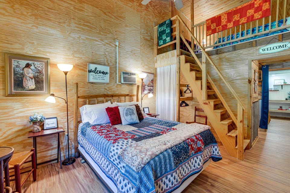 Lake Butler Cabin on 5 Acres w/ Fire Pit! Cabin in Florida
