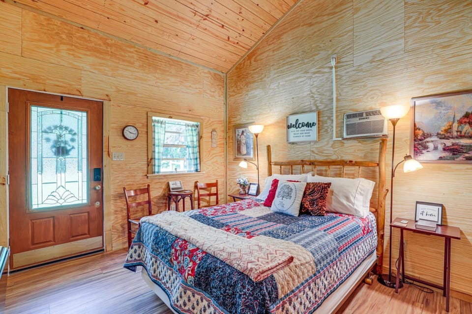 Lake Butler Cabin on 5 Acres w/ Fire Pit! Cabin in Florida