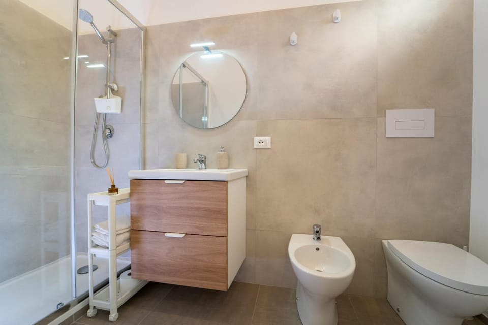 Shower, Toilet, Bathroom, bidet, towels
