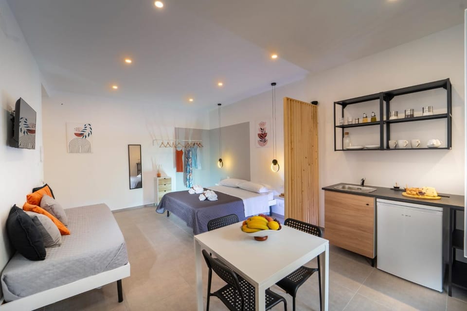Bed, TV and multimedia, Kitchen or kitchenette, Bedroom
