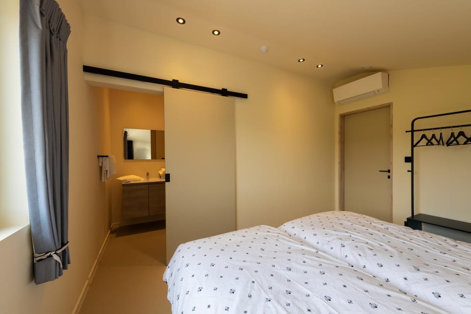 Bed, Photo of the whole room, Bedroom, air conditioner