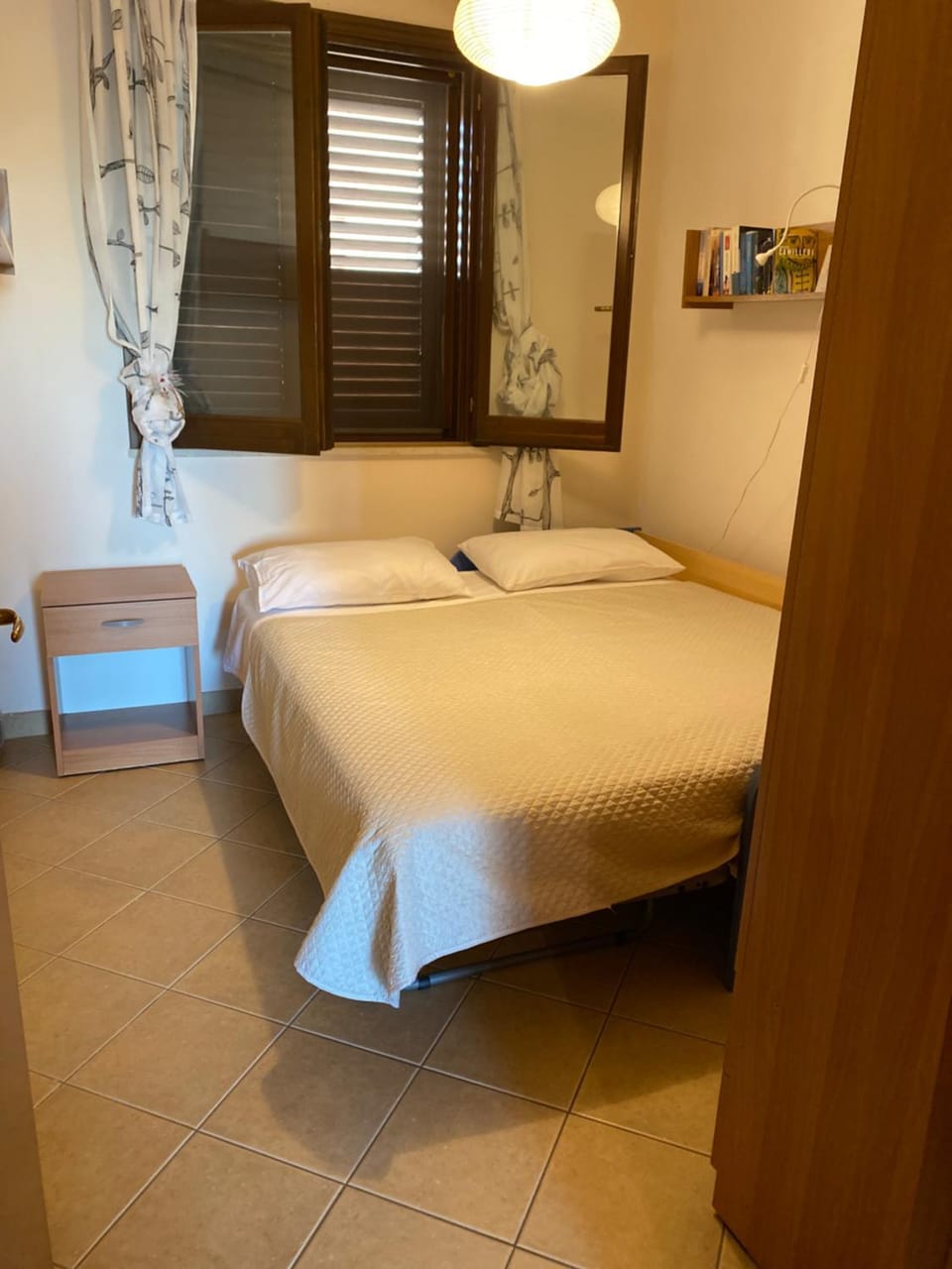 Photo of the whole room, Bedroom