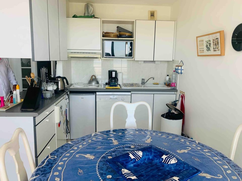 Coffee/tea facilities, Kitchen or kitchenette, Dining area, oven, stove, toaster