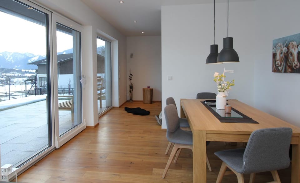 Seating area, Dining area