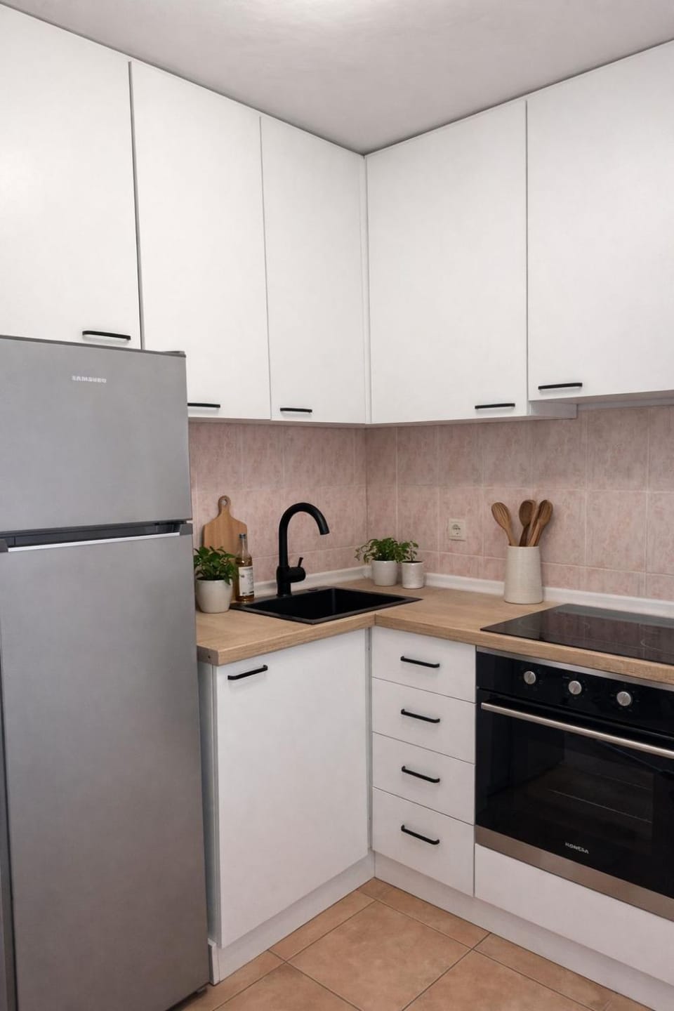 Coffee/tea facilities, Kitchen or kitchenette, oven