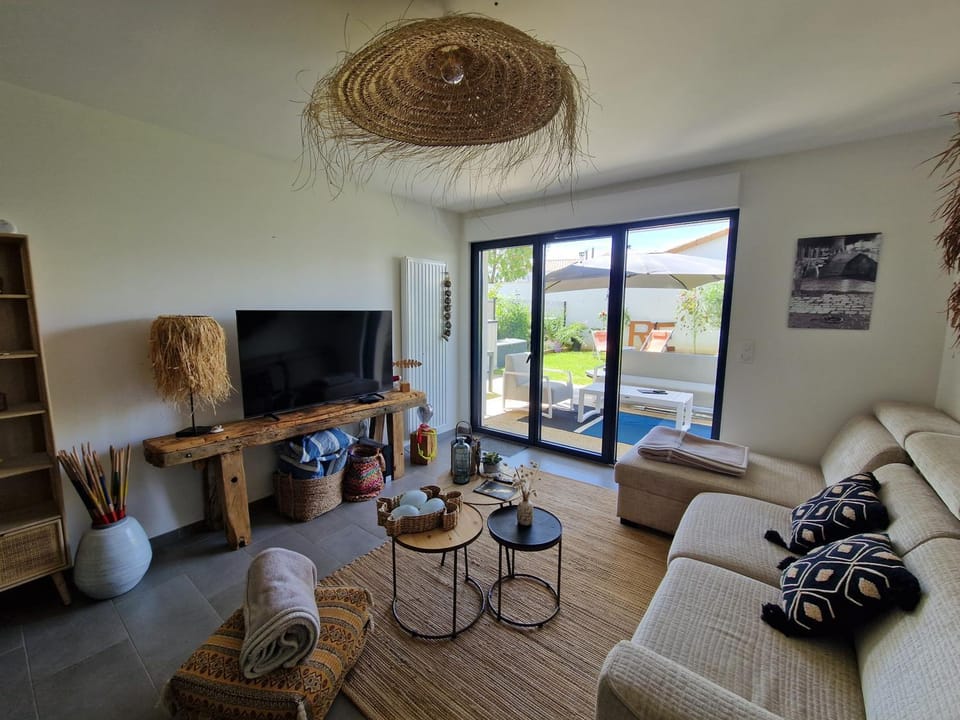 Communal lounge/ TV room, TV and multimedia, Living room