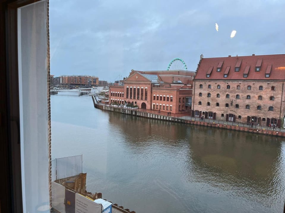 Restaurant/places to eat, City view, River view