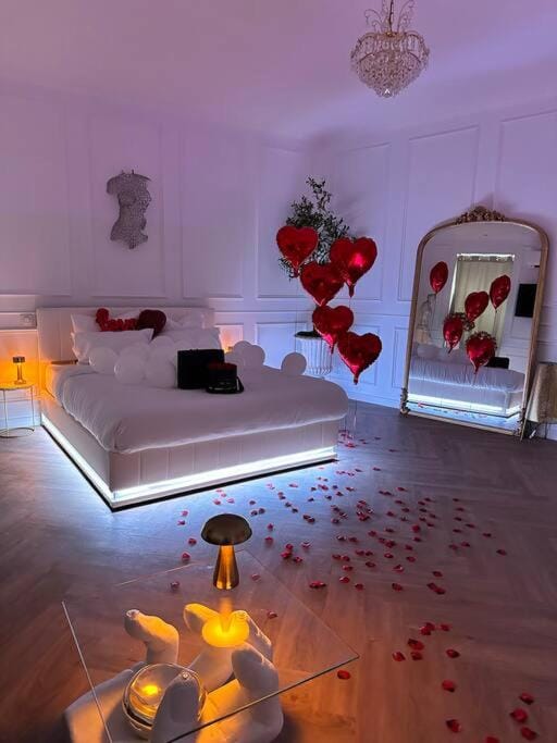 Bed, Photo of the whole room, Bedroom