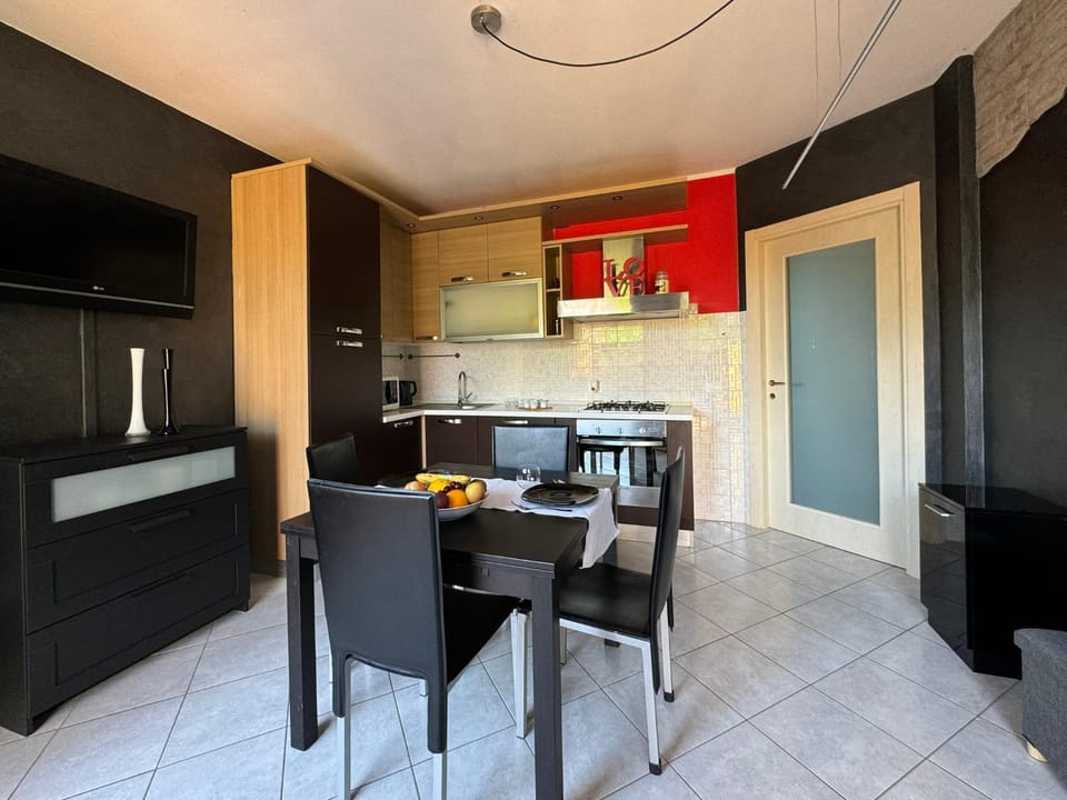 Kitchen or kitchenette, Living room, Seating area, Dining area, oven