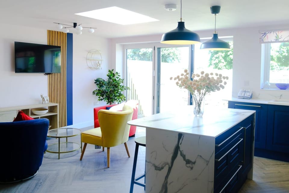 The Wave Cottage - 3 Bedroom with off road Parking for 3 Cars or Vans & EV point House in England