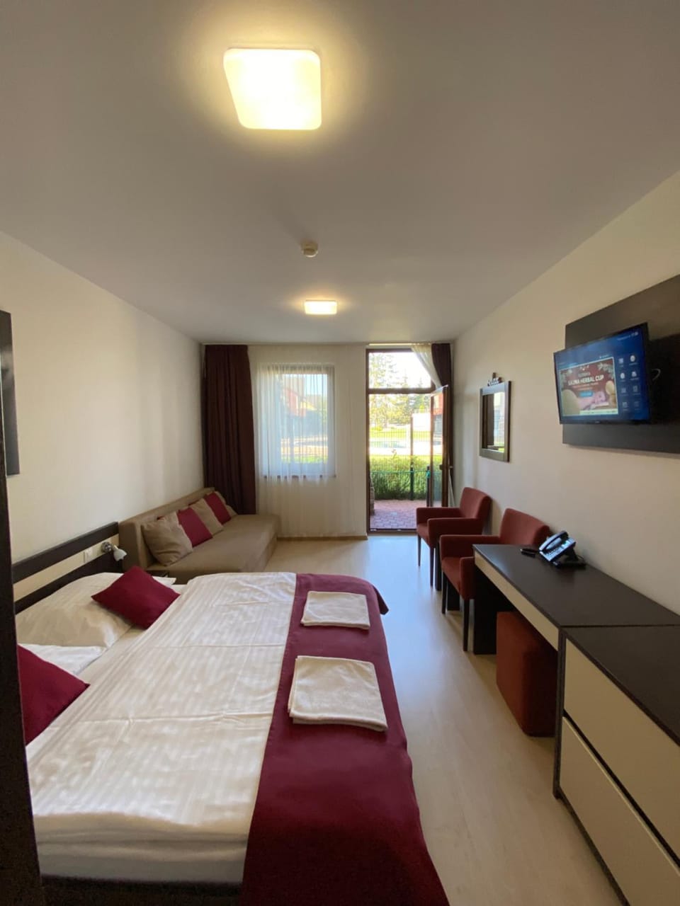 Photo of the whole room, Bedroom