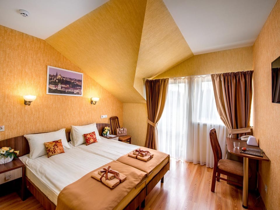 Day, Summer, TV and multimedia, Living room, Photo of the whole room, Seating area, Bedroom