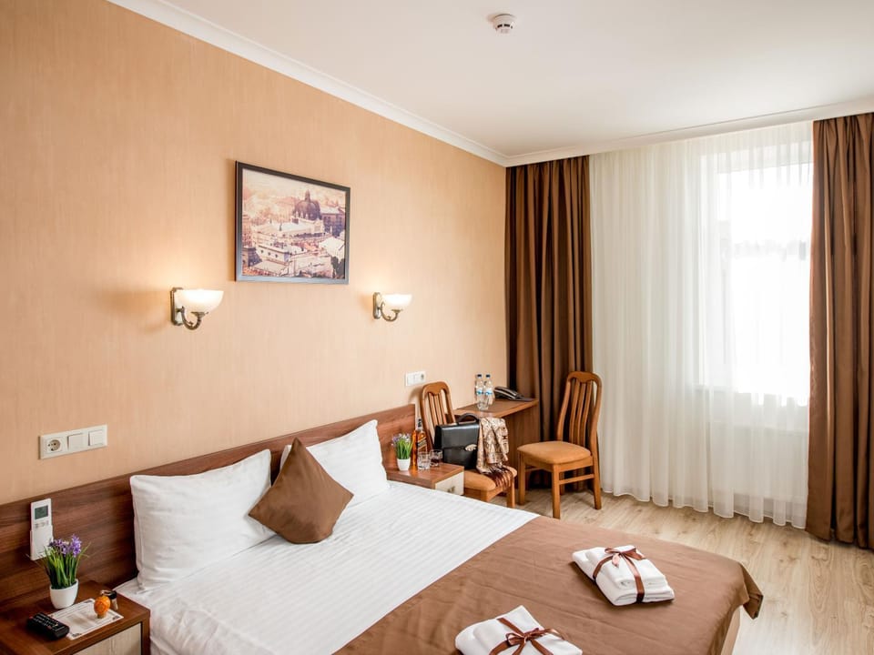 Bed, Living room, Photo of the whole room, Decorative detail, Seating area, Bedroom