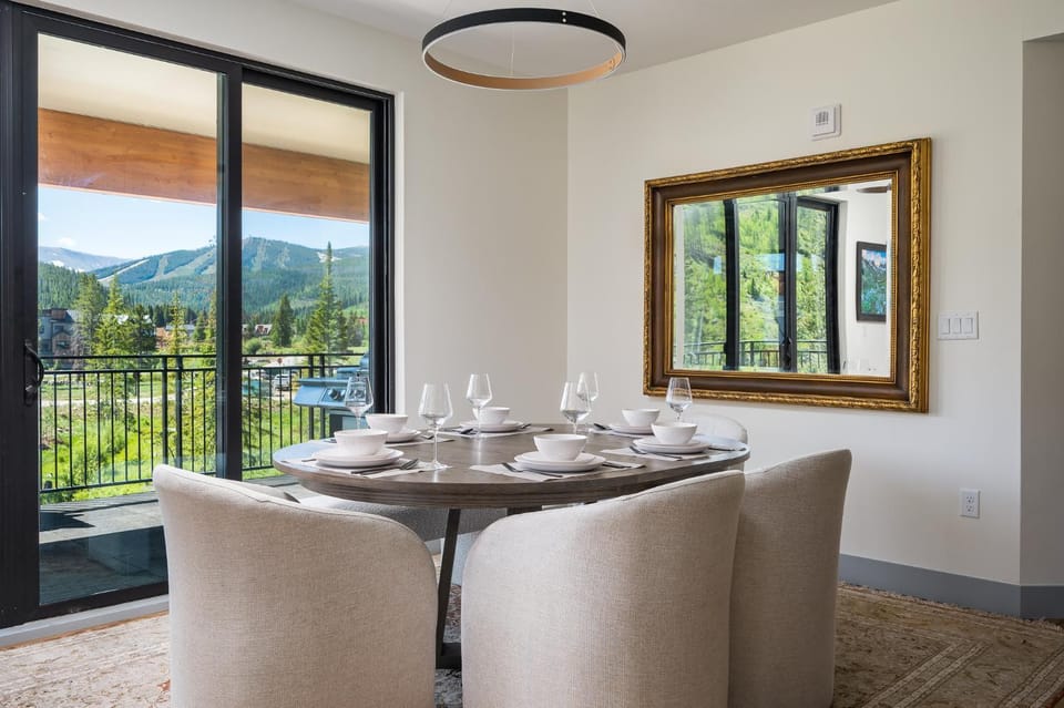 Dining area, Mountain view