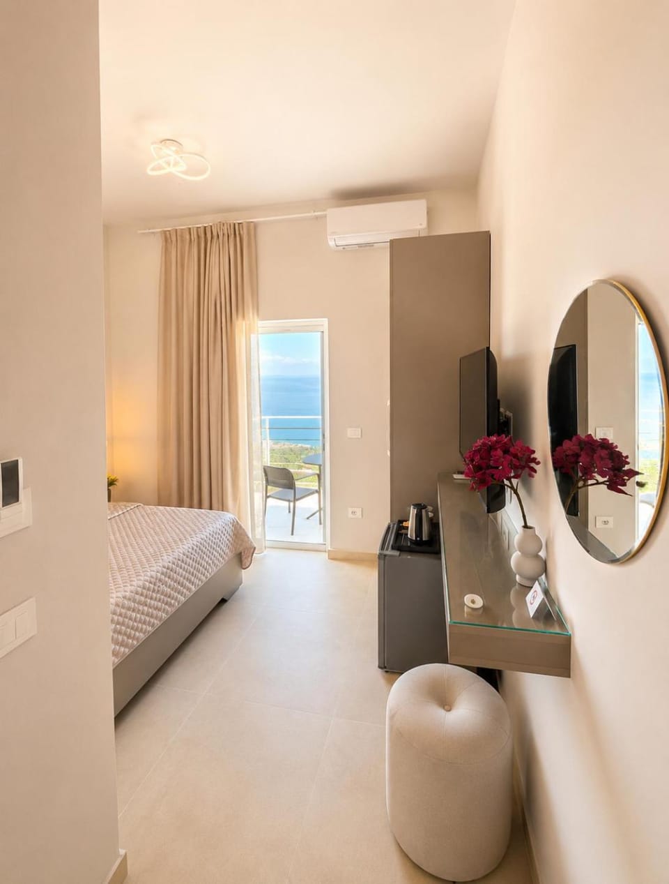 Bed, TV and multimedia, Coffee/tea facilities, View (from property/room), Balcony/Terrace, Bedroom, Sea view, internet, minibar, wardrobe, air conditioner