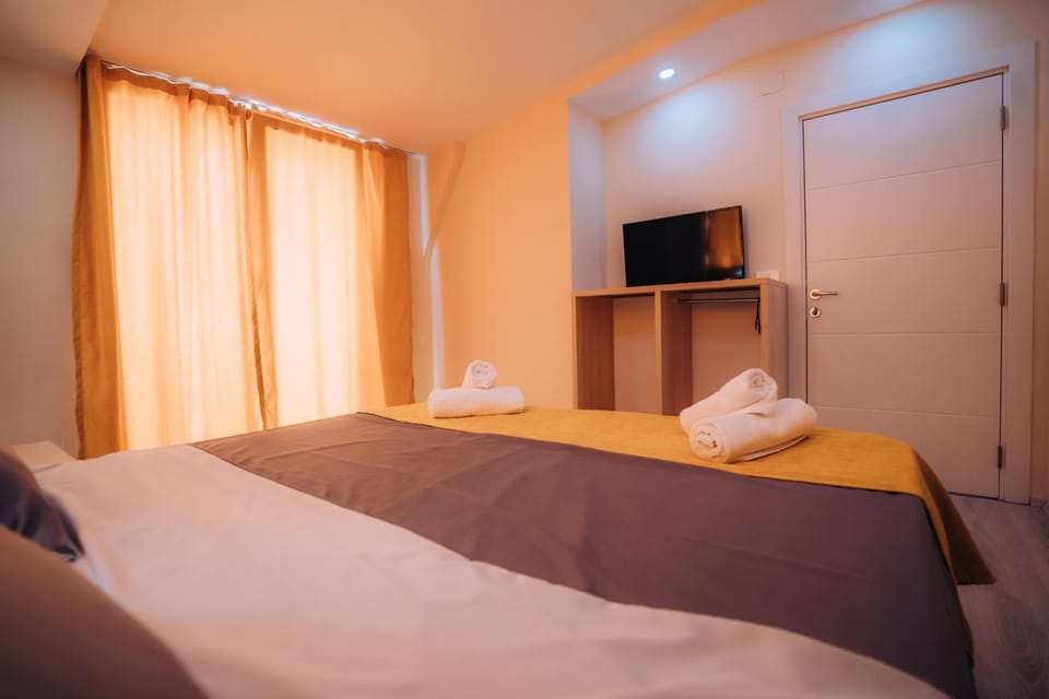 Bed, TV and multimedia, Photo of the whole room, Bedroom, towels