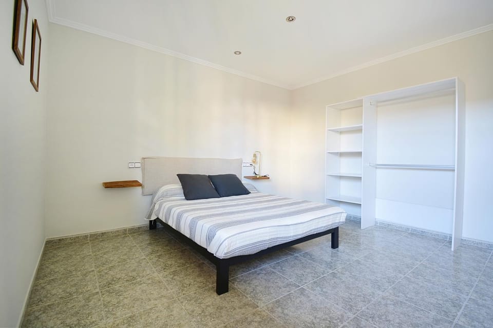 Photo of the whole room, Bedroom