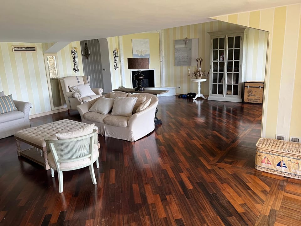 Communal lounge/ TV room, Living room, Seating area, Evening entertainment