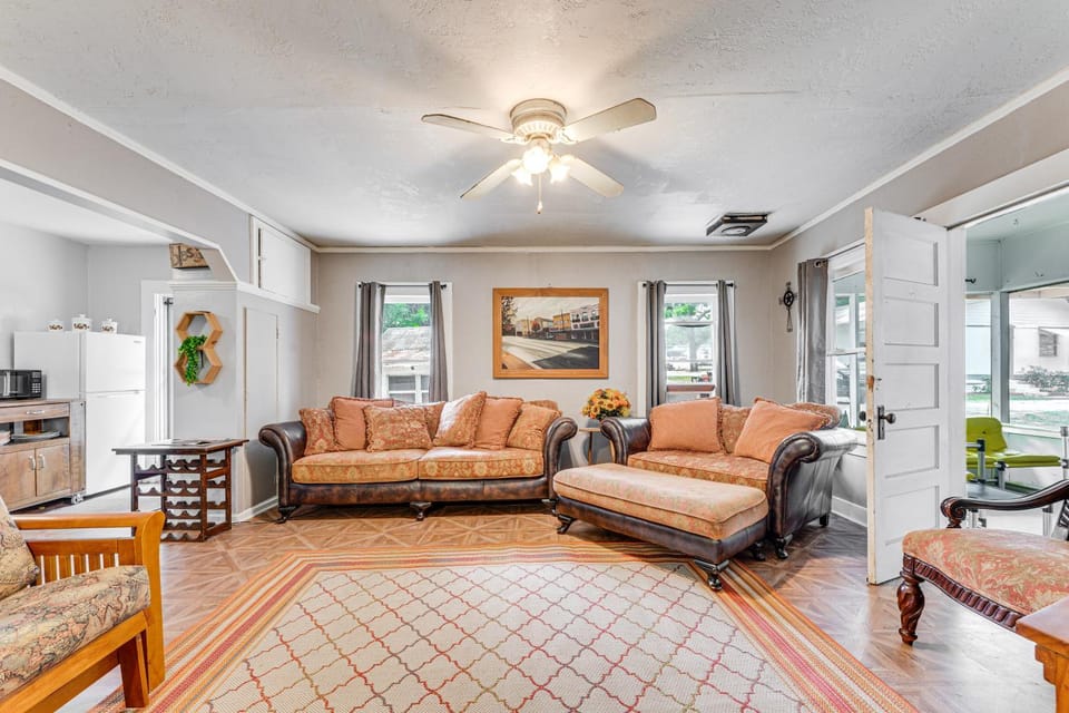 Lakefront Cottage in Clear Springs w/ Deck & Patio House in New Braunfels