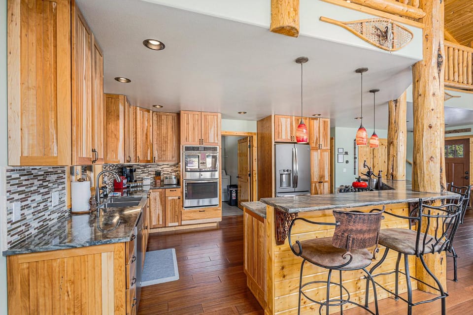 Log Cabin on 10 Acres with Loft and Soaker Tub Cabin in Park County