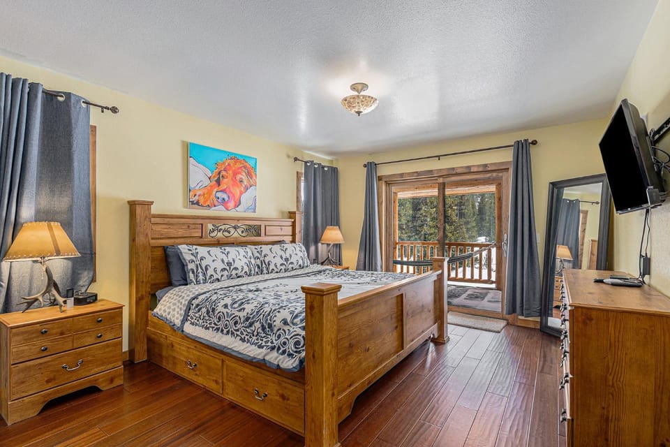 Log Cabin on 10 Acres with Loft and Soaker Tub Cabin in Park County
