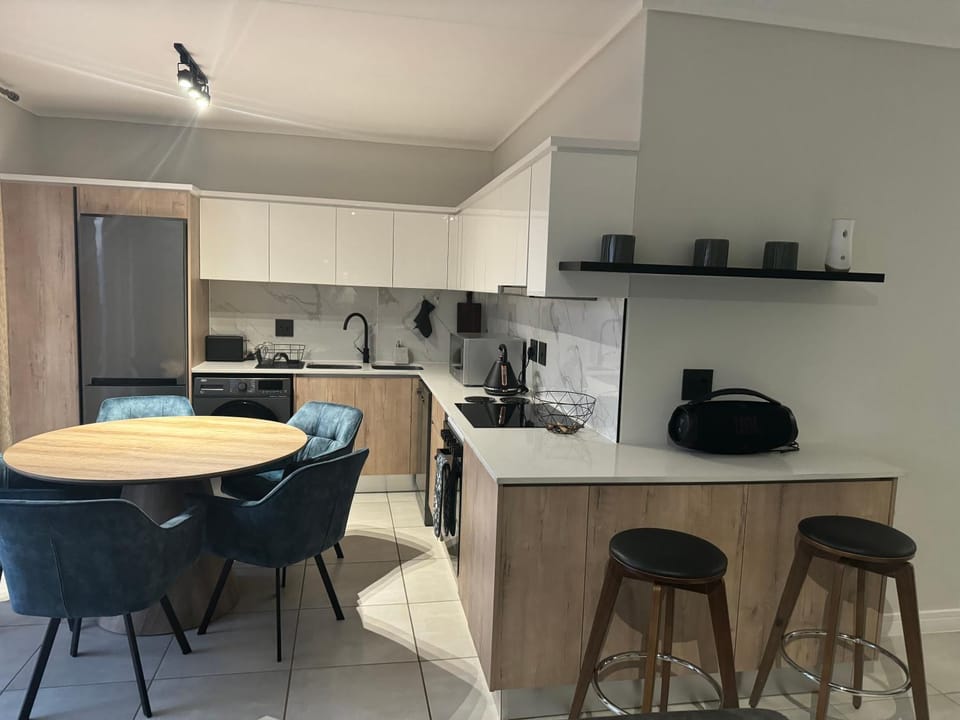 Kitchen or kitchenette, Dining area, oven, stove, toaster