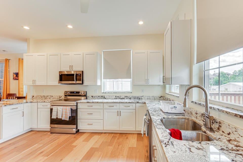 Pittsburgh Home with Skyline Views Walk to Stadium! House in Pittsburgh