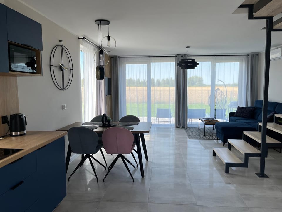 Kitchen or kitchenette, Living room, Seating area, Dining area