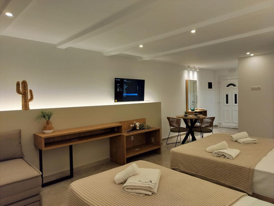 Bed, TV and multimedia, Living room, Photo of the whole room, towels