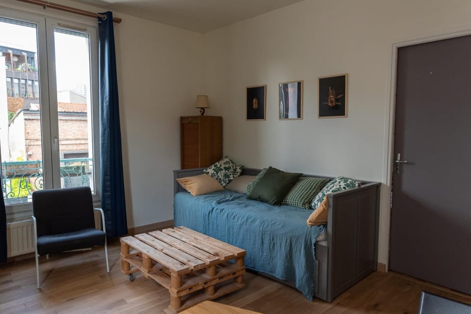 Bed, Living room