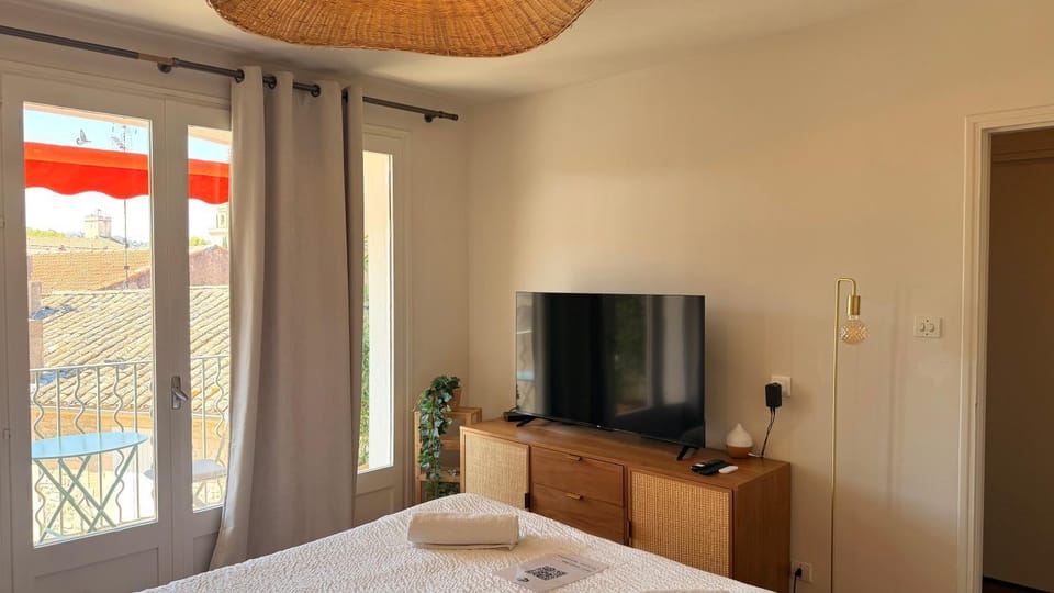 Logement avec balcon vue Alpilles , Centre Saint-Rémy Apartment in Saint-Remy-de-Provence