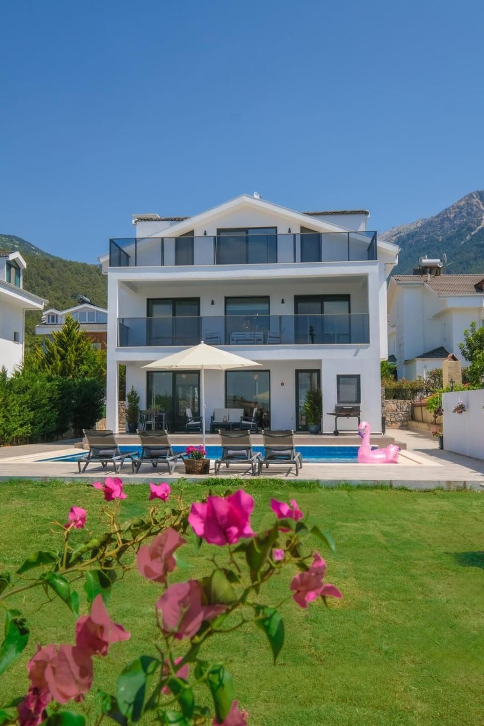 Property building, Spring, Day, Garden, Garden view, Pool view, Swimming pool, sunbed